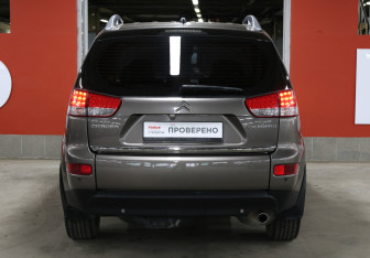 Подержанный автомобиль Citroen C-Crosser 2012 года (6 фото)
