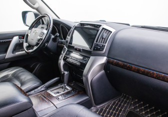 Подержанный автомобиль Toyota Land Cruiser Suv 2012 года (8 фото)