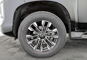 Подержанный автомобиль Mitsubishi Montero Sport 2023 года (18 фото)