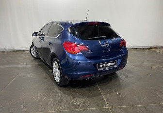 Подержанный автомобиль Opel Astra Hatchback 2011 года (6 фото)