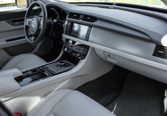Подержанный автомобиль Jaguar XF Sedan 2017 года (7 фото)