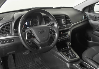 Подержанный автомобиль Hyundai Elantra Sedan 2017 года (11 фото)