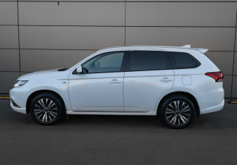 Подержанный автомобиль Mitsubishi Outlander 2022 года (8 фото)