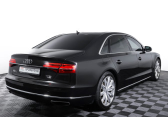 Подержанный автомобиль Audi A8 2016 года (5 фото)