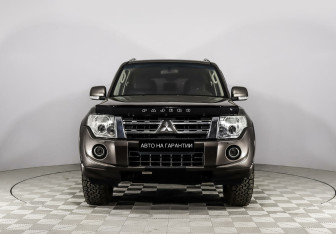 Подержанный автомобиль Mitsubishi Pajero 2013 года (2 фото)