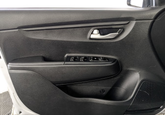 Подержанный автомобиль Kia Rio Hatchback 2021 года (17 фото)