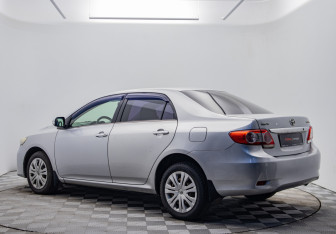Подержанный автомобиль Toyota Corolla Sedan 2011 года (3 фото)