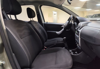 Подержанный автомобиль Renault Sandero 2013 года (11 фото)