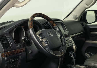Подержанный автомобиль Toyota Land Cruiser Suv 2008 года (13 фото)