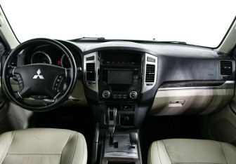 Подержанный автомобиль Mitsubishi Pajero 2017 года (7 фото)