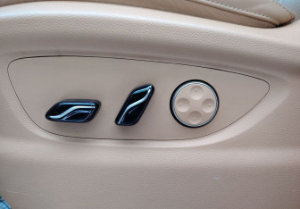 Подержанный автомобиль Voyah Dream 2024 года (17 фото)