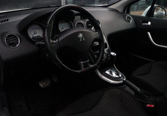 Подержанный автомобиль Peugeot 308 Hatchback 2012 года (11 фото)