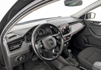 Подержанный автомобиль Skoda Rapid Liftback 2021 года (16 фото)