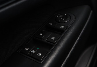 Подержанный автомобиль Opel Zafira Compactvan 2012 года (14 фото)