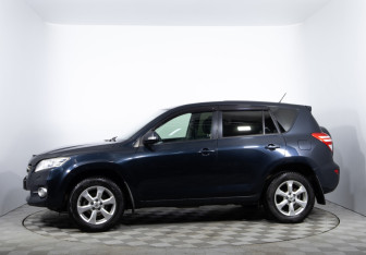 Подержанный автомобиль Toyota RAV4 2010 года (8 фото)