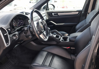 Подержанный автомобиль Porsche Cayenne 2022 года (16 фото)