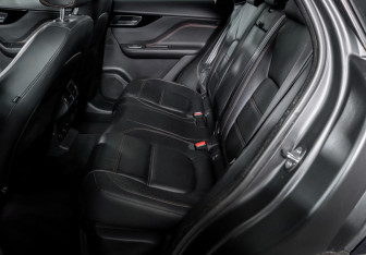 Подержанный автомобиль Jaguar F-Pace 2017 года (10 фото)