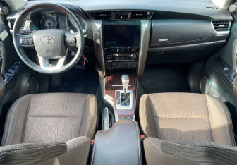 Подержанный автомобиль Toyota Fortuner 2018 года (10 фото)