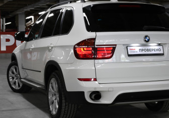 Подержанный автомобиль BMW X5 2010 года (23 фото)