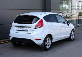 Подержанный автомобиль Ford Fiesta Hatchback 2015 года (5 фото)