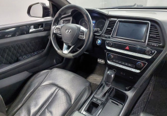 Подержанный автомобиль Hyundai Sonata 2018 года (10 фото)