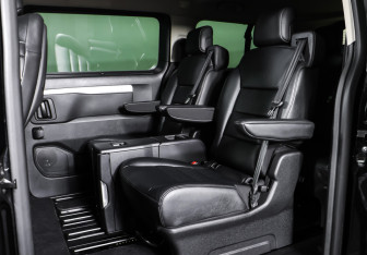 Подержанный автомобиль Peugeot Traveller 2020 года (15 фото)