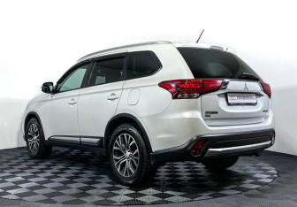 Подержанный автомобиль Mitsubishi Outlander 2015 года (7 фото)
