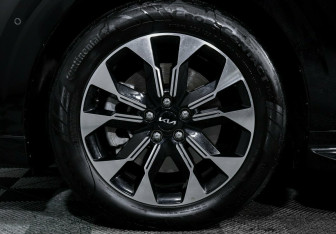 Подержанный автомобиль Kia Carnival 2022 года (10 фото)