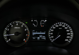 Подержанный автомобиль Nissan Tiida Hatchback 2015 года (11 фото)