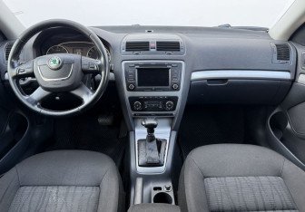 Подержанный автомобиль Skoda Octavia Liftback 2012 года (12 фото)