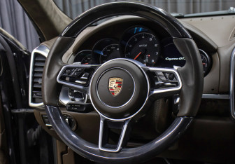 Подержанный автомобиль Porsche Cayenne 2015 года (16 фото)