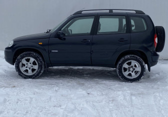 Подержанный автомобиль Chevrolet Niva 2010 года (8 фото)