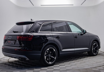 Подержанный автомобиль Audi Q7 2016 года (5 фото)