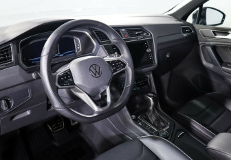 Подержанный автомобиль Volkswagen Tiguan 2021 года (10 фото)