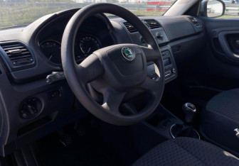 Подержанный автомобиль Skoda Fabia Hatchback 2011 года (13 фото)