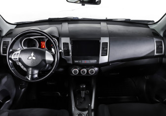 Подержанный автомобиль Mitsubishi Outlander 2008 года (17 фото)