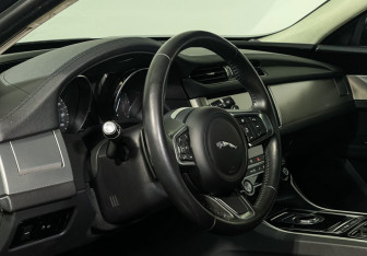 Подержанный автомобиль Jaguar XF Sedan 2019 года (13 фото)