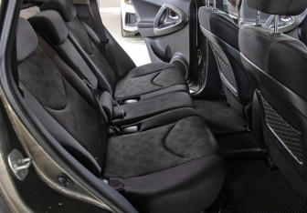 Подержанный автомобиль Toyota RAV4 2010 года (12 фото)