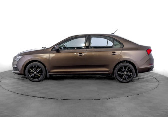 Подержанный автомобиль Skoda Rapid Liftback 2021 года (8 фото)