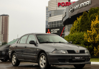 Подержанный автомобиль Mitsubishi Carisma Sedan 2002 года (15 фото)