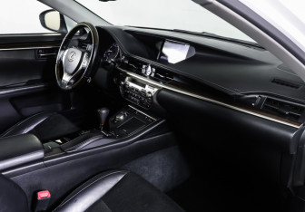 Подержанный автомобиль Lexus ES 2014 года (10 фото)