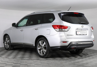 Подержанный автомобиль Nissan Pathfinder 2016 года (6 фото)