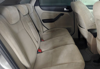 Подержанный автомобиль Ford Focus Sedan 2006 года (10 фото)