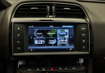 Подержанный автомобиль Jaguar F-Pace 2016 года (17 фото)