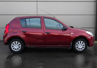 Подержанный автомобиль Renault Sandero 2014 года (4 фото)