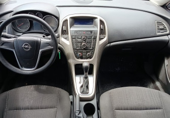 Подержанный автомобиль Opel Astra Wagon 2011 года (12 фото)