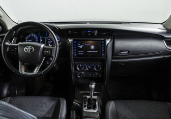 Подержанный автомобиль Toyota Fortuner 2021 года (12 фото)