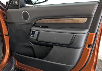 Подержанный автомобиль Land Rover Discovery 2019 года (25 фото)