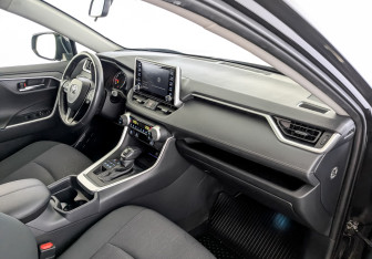 Подержанный автомобиль Toyota RAV4 2020 года (11 фото)