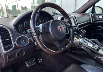 Подержанный автомобиль Porsche Cayenne 2012 года (13 фото)